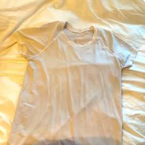 This is a lululemon swiftly tech size 8